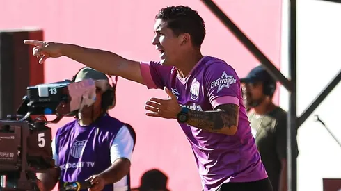 Este talentoso volante fue campeón con La Roja de la Copa América 2015. Hoy es ayudante de un argentino que fue campeón en Chile.