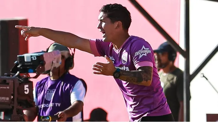 Este talentoso volante fue campeón con La Roja de la Copa América 2015. Hoy es ayudante de un argentino que fue campeón en Chile.