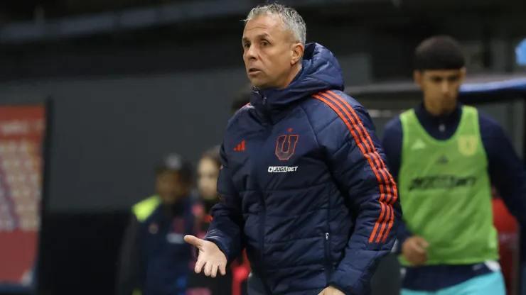 Gustavo Álvarez es regaloneado en U de Chile.