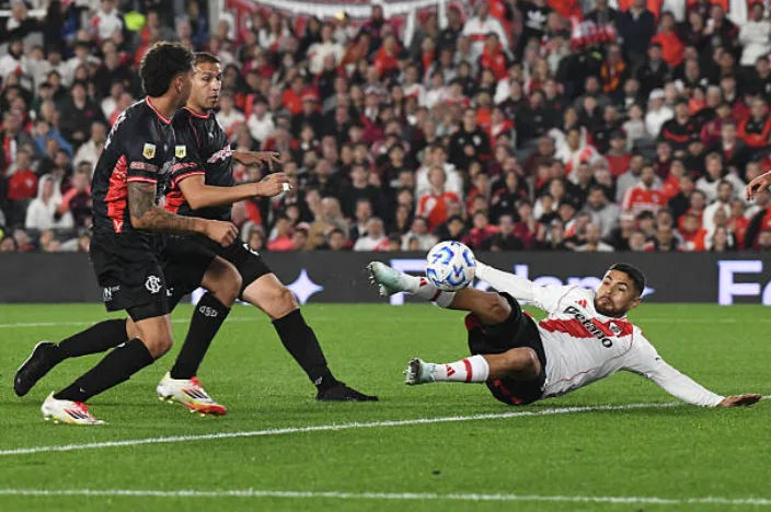 La pirueta de Paulo Díaz para poner el 1-0 de River a Barracas Central. (Getty Images).
