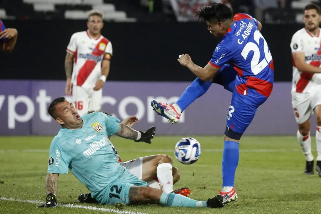 Claudio Aquino ante Fabián Cerda en Curicó Unido vs Cerro Porteño por la Copa Libertadores 2023. (Jonnathan Oyarzun/Photosport).