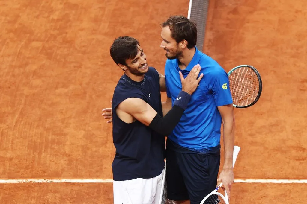 Lorenzo Musetti y Daniil Medvedev tras el partido en el Masters de Roma 2025 (Getty Images).