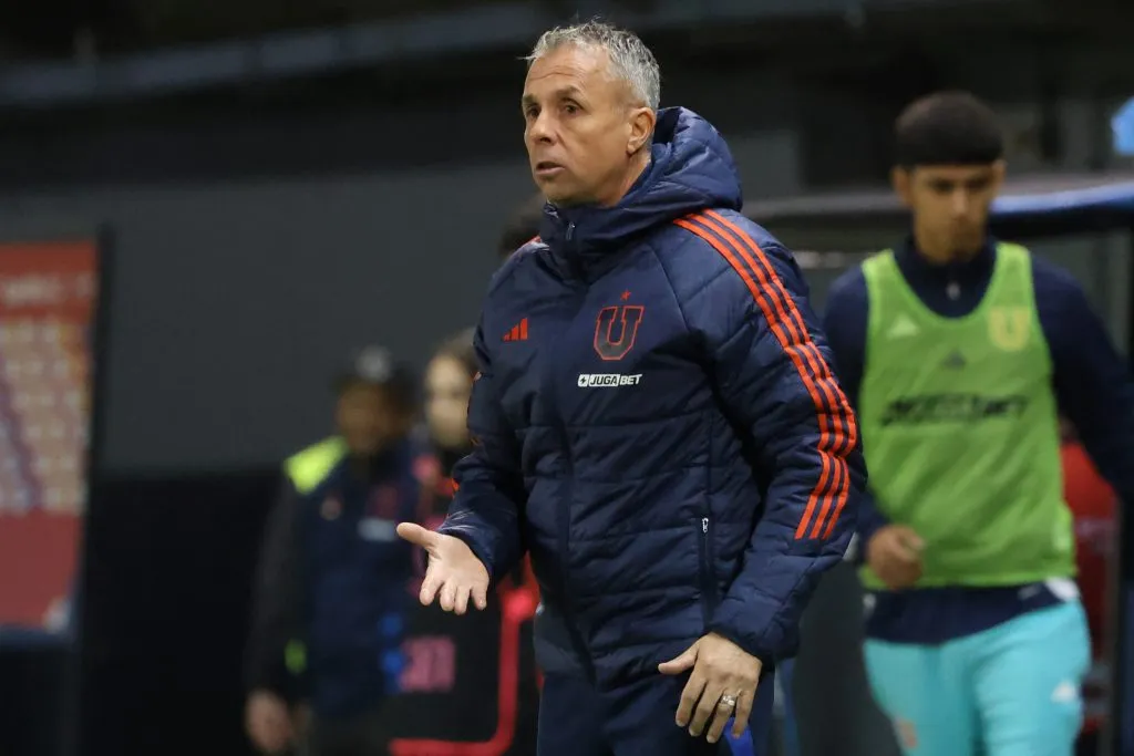 Gustavo Álvarez cambia de formación en la U. Foto: Jonnathan Oyarzun/Photosport