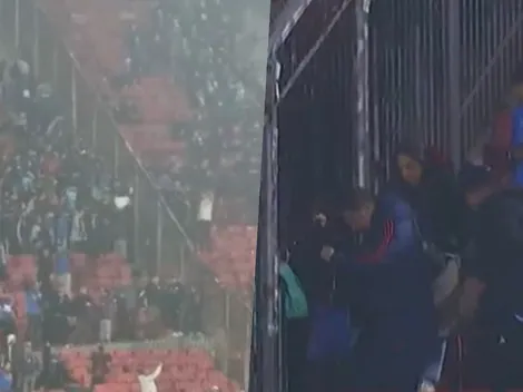 Captan a hinchas de la U pasándose por la reja del Estadio Nacional