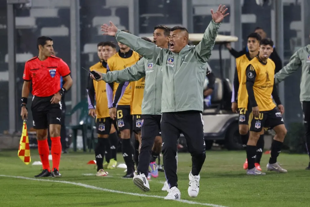 Jorge Almirón se juega su última carta. Foto: Andres Pina/Photosport