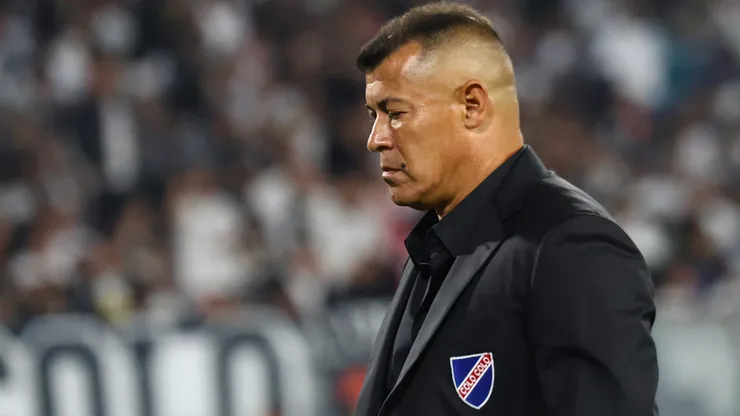 Jorge Almirón se juega su puesto en Colo Colo.