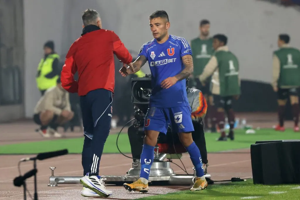 Charles Aránguiz se fue ovacionado por los hinchas de U de Chile. Foto: Jonnathan Oyarzun/Photosport
