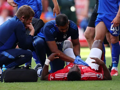 Estrella de la Premier sufre accidente en un partido y termina en coma