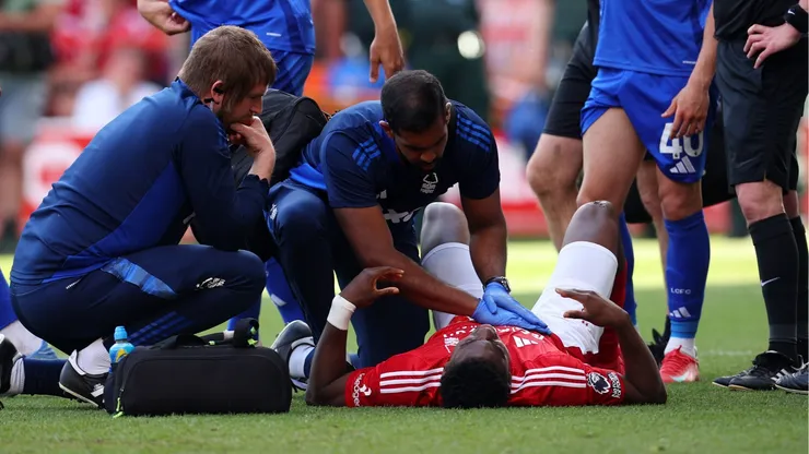 Taiwo Awoniyi recibe atención médica durante el partido entre el Nottingham Forest y el Leicester City.