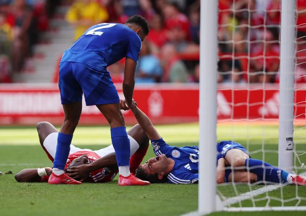 Taiwo Awoniyi del Nottingham Forest y Facundo Buonanotte del Leicester City, caen lesionados durante el partido de la Premier League (Getty Images).