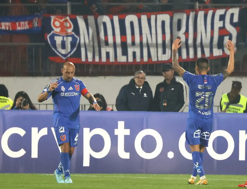 Charles Aránguiz fue ovacionado en el Nacional por los hinchas de la U. Foto: Jonnathan Oyarzun/Photosport