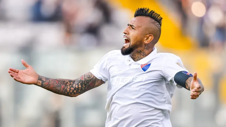 Arturo Vidal arenga al equipo antes del partido.