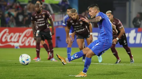 Charles Aránguiz otra vez anotó de penal.