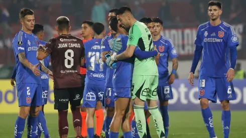 Abrazos, celebración y, entre medio, Flavio Moya, la nueva carta de Gustavo Álvarez en el mediocampo azul.