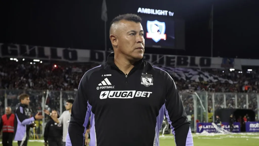 Por plazos en Blanco y Negro, Jorge Almirón puede incluso dirigir a Colo Colo ante Ñublense. Foto: Photosport.