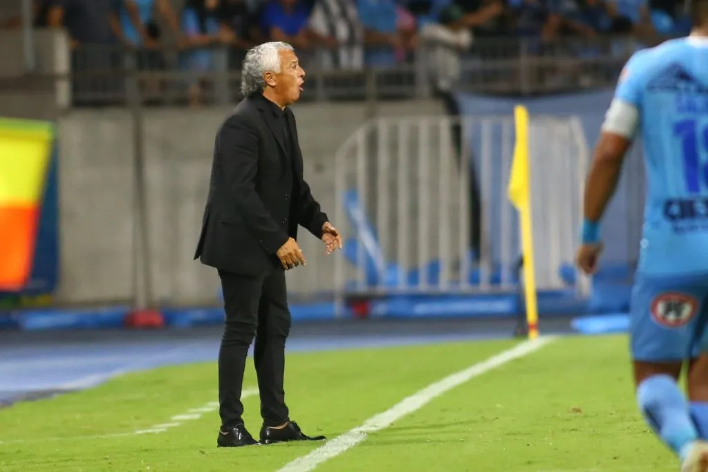El Pipo Gorosito da indicaciones en el partido ante Iquique en el Tierra de Campeones. (Photosport).