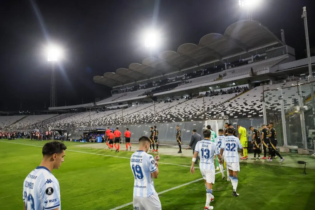 Colo Colo recibió a Racing sin público en el Monumental. (Andres Pina/Photosport).