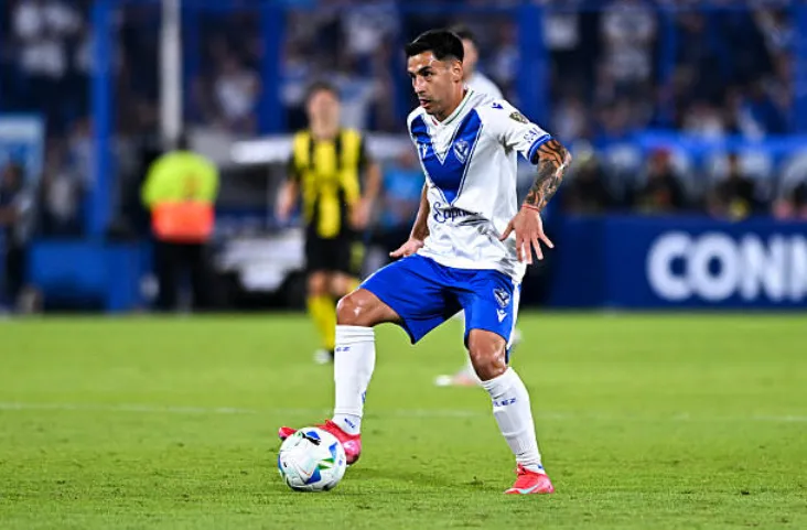 Claudio Baeza en acción por Vélez ante Peñarol. (Getty Images).