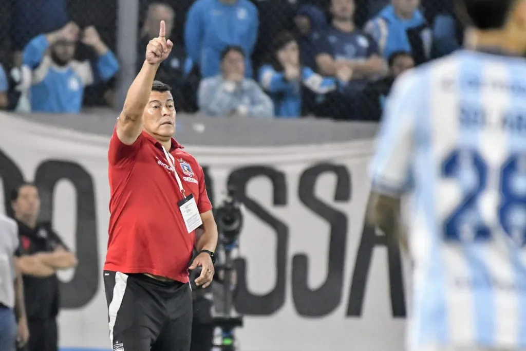 El proceso de Jorge Almirón en Colo Colo quedó colgando tras fracasar rotundamente en esta Copa Libertadores 2025. | Foto: Photosport.