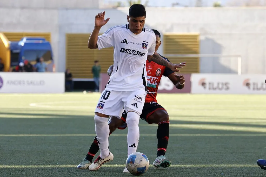 Bravo no quiere que Aquino haga más los laterales en Colo Colo