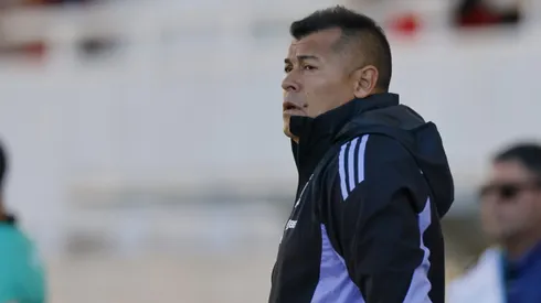 Jorge Almirón está con un pie y medio fuera de la banca de Colo Colo.