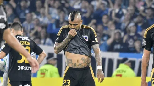 Arturo Vidal recibe las burlas de todo Racing luego del papelón de Colo Colo en Copa Libertadores.