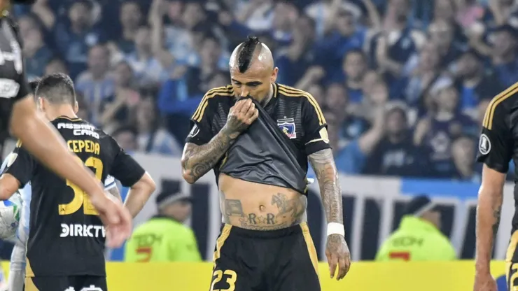Arturo Vidal recibe las burlas de todo Racing luego del papelón de Colo Colo en Copa Libertadores.