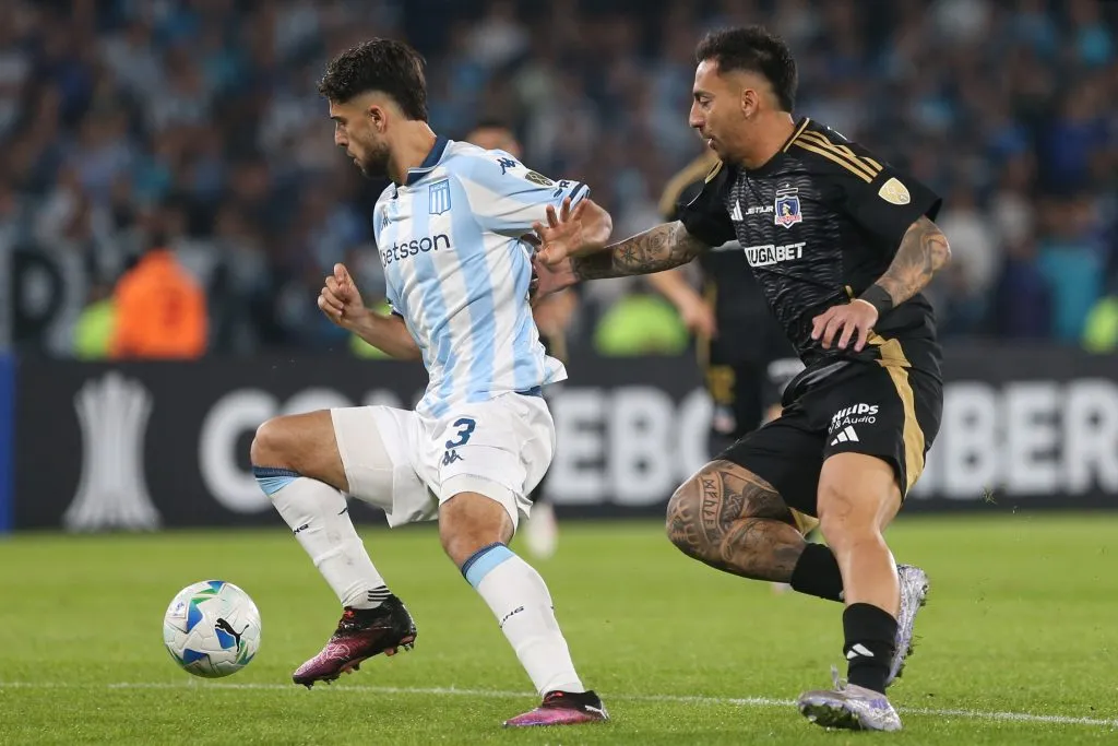 Javier Correa lucha un balón con Marco di Cesare. (Daniel Jayo/Getty Images).