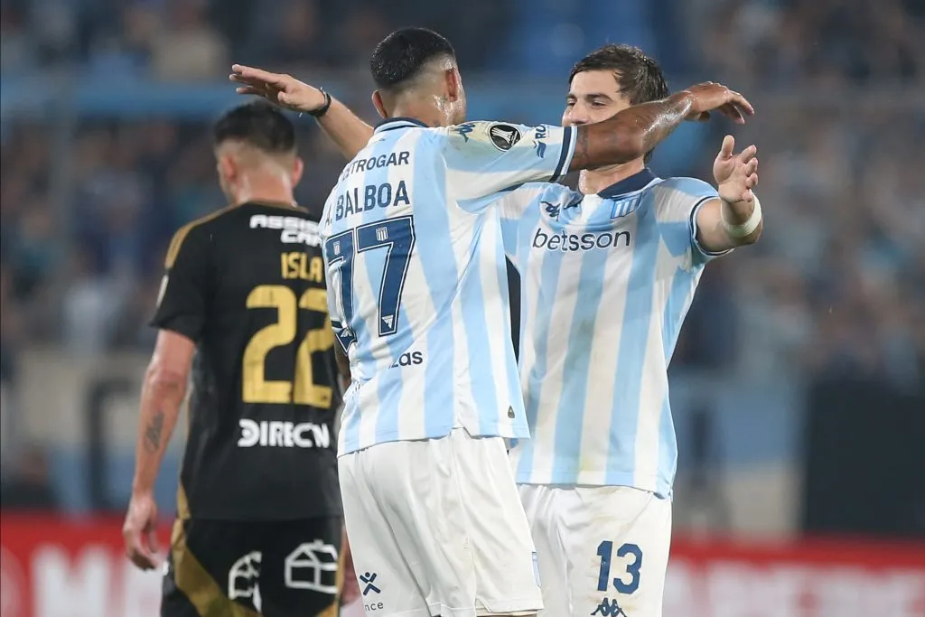 El festejo de Balboa con Sosa ante Colo Colo. (Daniel Jayo/Getty Images).