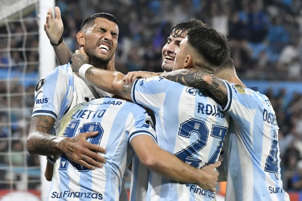 Así festejaron en Racing el gol de Adrián Balboa. (Fotobaires/Photosport).