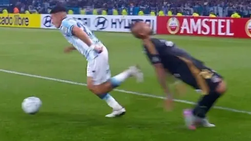 Gabriel Rojas dejó en ridículo a Arturo Vidal con un amague en la jugada del primer gol.