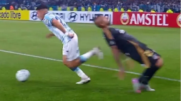 Gabriel Rojas dejó en ridículo a Arturo Vidal con un amague en la jugada del primer gol.