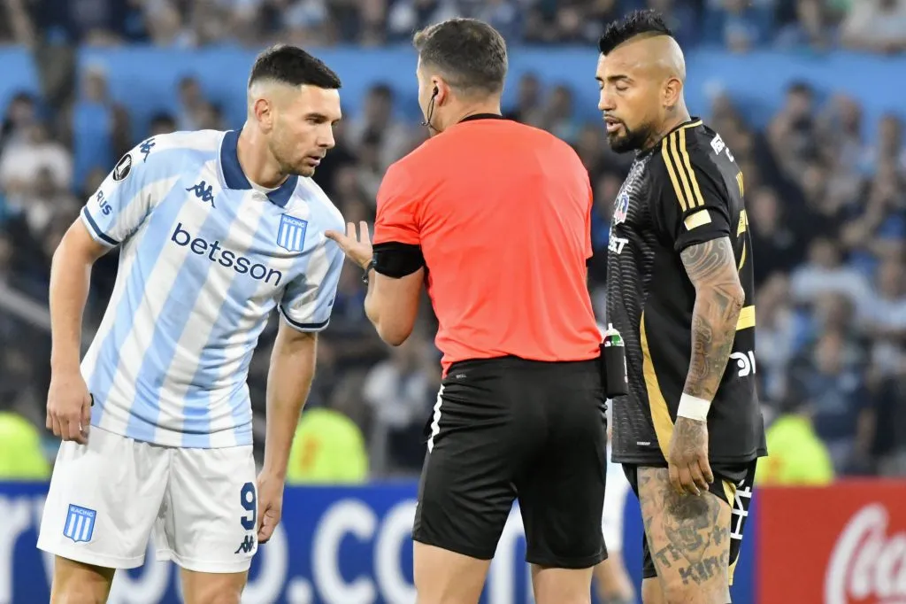 Vidal y Maravilla Martínez con el árbitro uruguayo Gustavo Tejera. (Fotobaires/Photosport).
