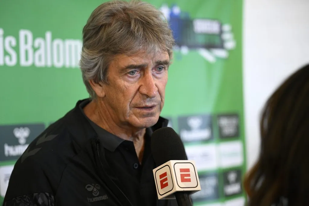 Manuel Pellegrini reacciona al empate ante Rayo Vallecano que lo aleja de la Champions League. Foto: Orlando Ramirez/Getty Images.