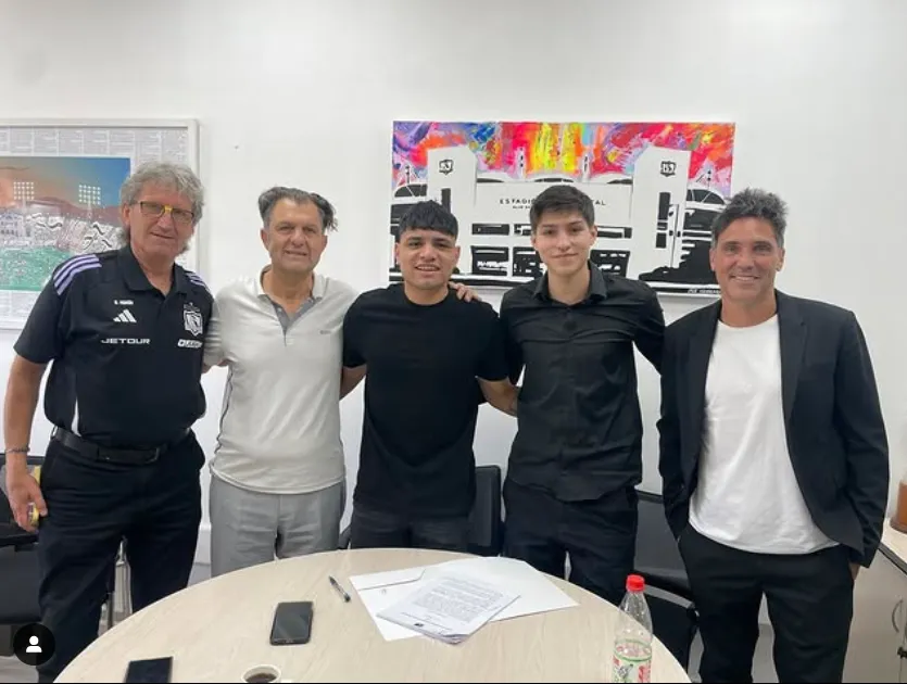 Pablo del Río junto a Daniel Morón y Aníbal Mosa el día de la firma del contrato de Claudio Aquino. (Captura Instagram).