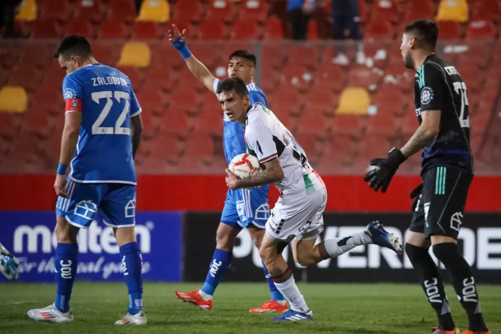 Juan Fernando Garro le marcó a la U de Chile con Palestino. Hoy juega en Atlético Grau de Perú.  (Jonnathan Oyarzun/Photosport).