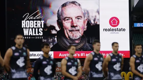 Jugadores del Carlton Blues se alinean para rendir homenaje a Robert Walls.