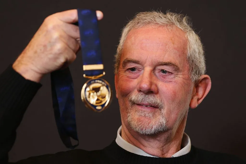 Robert Walls, ex entrenador de los Carlton Blues en la Premier, posa con la medalla Jock McHale durante las Finales de la AFL 2015 (Getty Images).