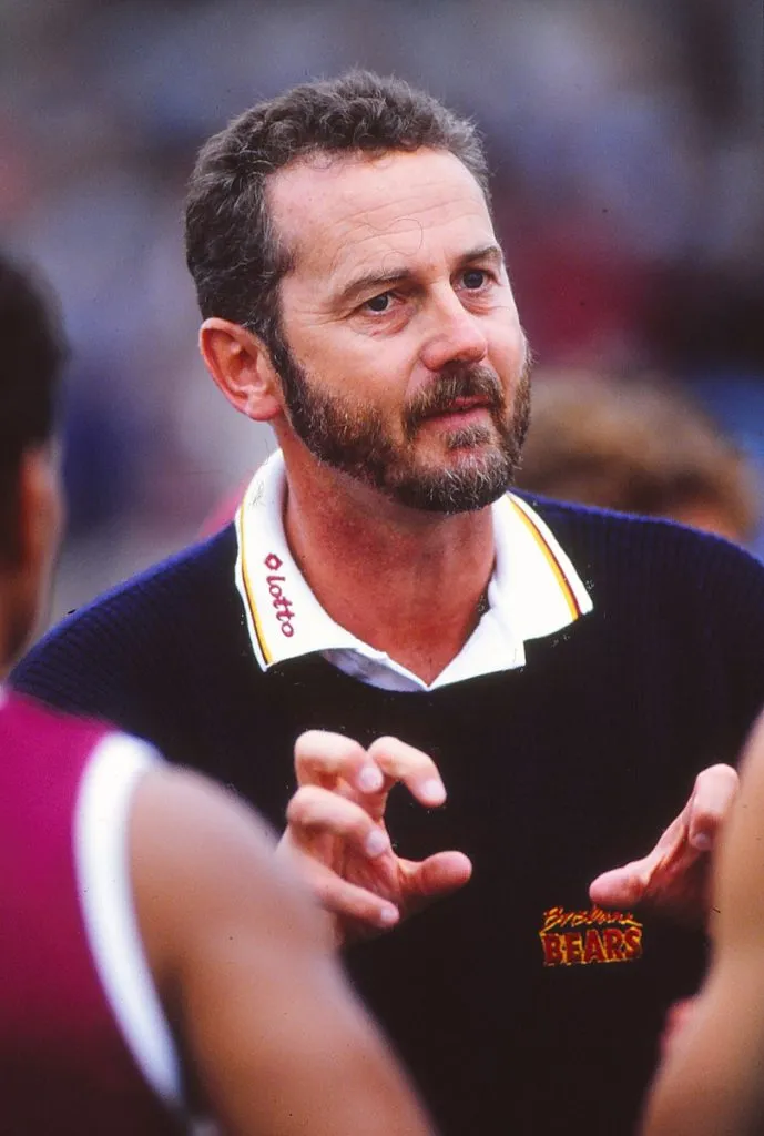 Robert Walls, entrenador del Brisbane, se dirige a sus jugadores en un partido de la AFL en 1994 (Foto de Getty Images).