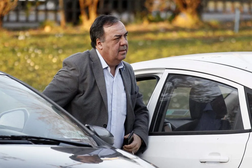 Alejandro Paul llega al edificio de la ANFP. (Christian Iglesias/Photosport).