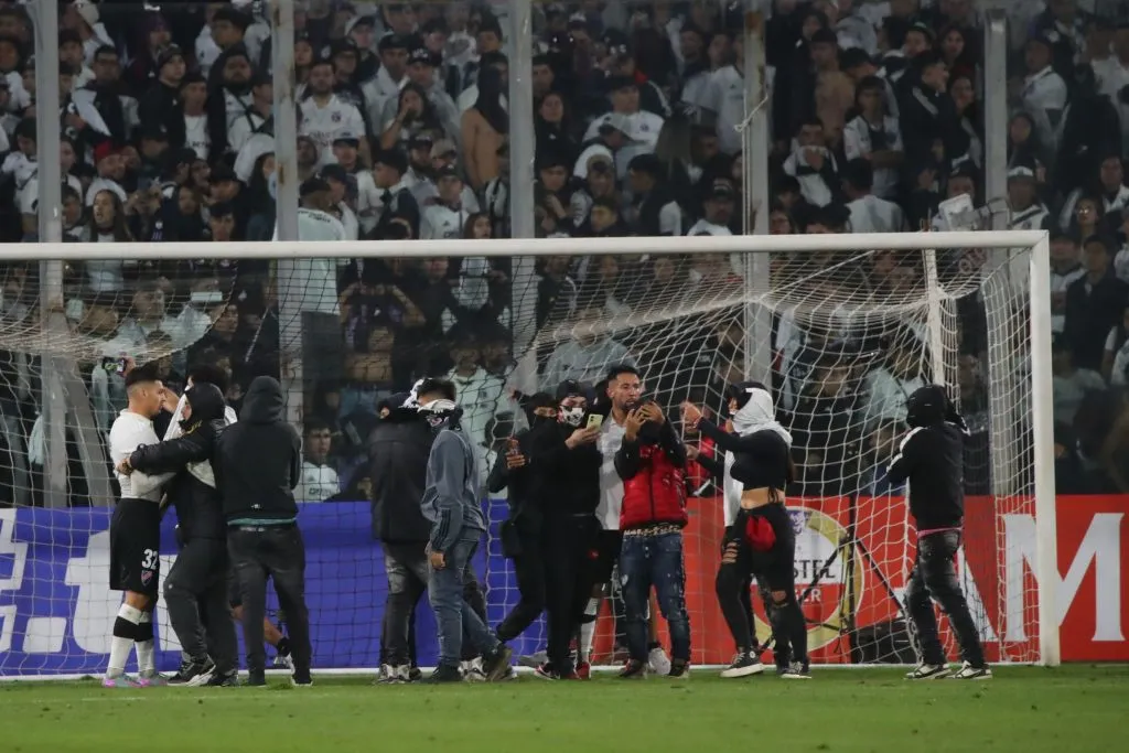 El pasado 10 de abril, el partido entre Colo Colo y Fortaleza se canceló por invasión a la cancha del Monumental | Photosport