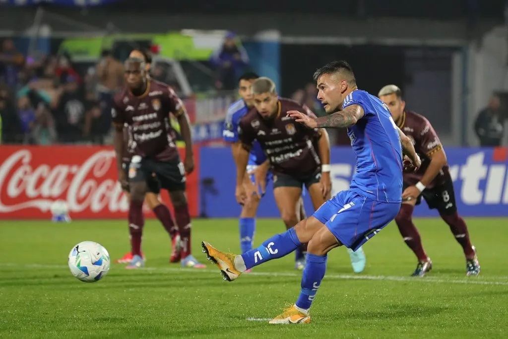 Charles Aránguiz y el gol que anotó de penal ante Carabobo. (Felipe Zanca/Photosport).