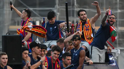 Plantel del Barcelona festeja la conquista de LaLiga