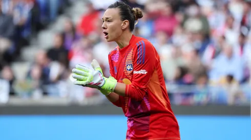 Christiane Endler agiganta su leyenda en el fútbol femenino francés.