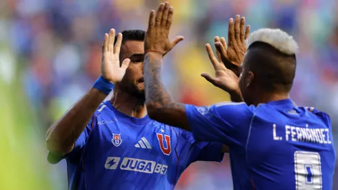 Leandro Fernández celebra un gol con el uruguayo Fabricio Formiliano.