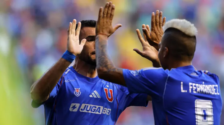 Leandro Fernández celebra un gol con el uruguayo Fabricio Formiliano.