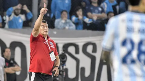 Blanco y Negro busca una salida para Jorge Almirón.