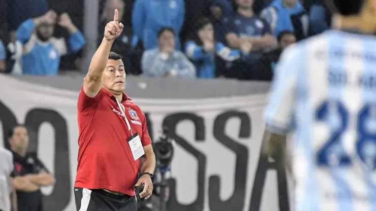 Blanco y Negro busca una salida para Jorge Almirón.