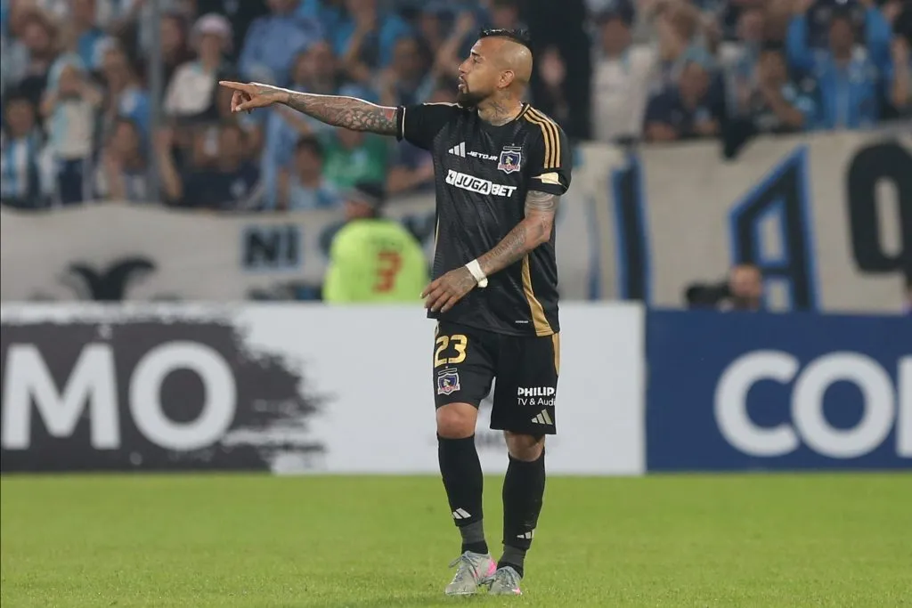 Arturo Vidal fue expulsado torpemente en la visita de Colo Colo a Racing por provocar a los hinchas de la Academia. | Foto: Getty Images.