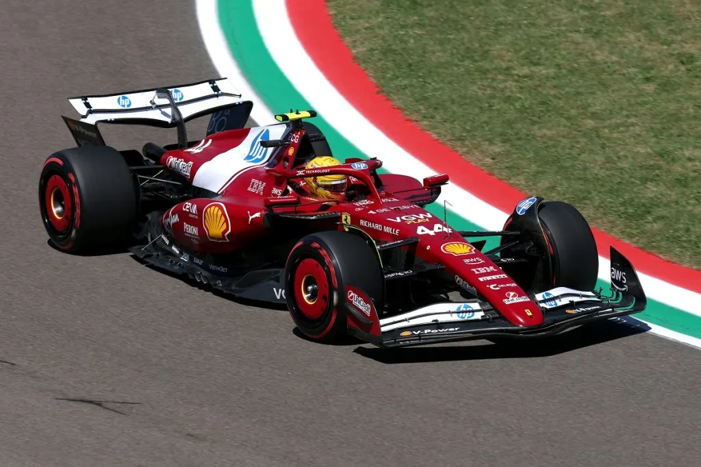 Lewis Hamilton durante las prácticas previas al GP de Emilia-Romaña (Getty Images).